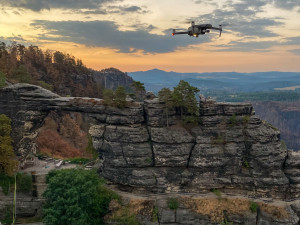 VIDEO: Armádní drony z Prostějova odhalily stovku skrytých ohnisek požáru v Českém Švýcarsku