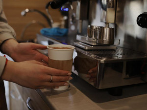 V Česku se průměrně spotřebuje 340 milionů kelímků na kávu ročně