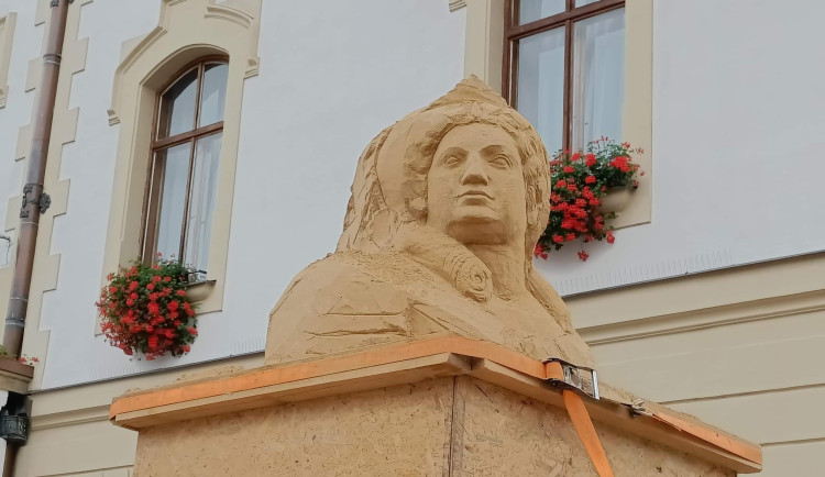 V Olomouci vzniká pískovcová socha císařovny Marie Terezie. Probíhá Týden vojenské historie