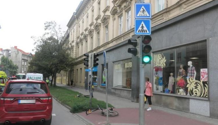 Senior v Prostějově srazil dva cyklisty.