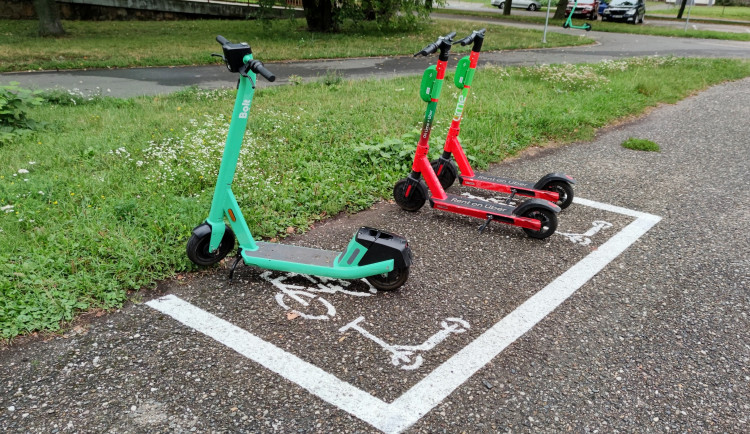 V Olomouci se objevily nové parkovací zóny pro sdílená kola a koloběžky.