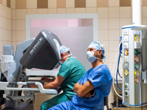 Robot v olomoucké fakultní nemocnici poprvé pomohl při transplantaci ledviny
