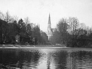 Jakubský jez s tehdejší plovárnou, pohled k ulici Kosinova