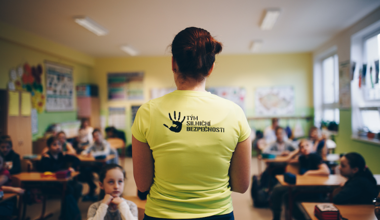 size3-16617644779486-103-ridici-zbystrete-a-sundejte-nohu-z-plynu-zacatek-skolniho-roku-je-za-rohem