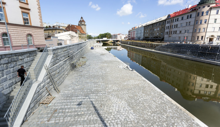Náplavka mezi dvěma novými mosty v Olomouci má být hotová do konce září