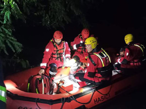 Vodáci za tmy uvízli v zakázaném úseku řeky. Zásah hasičů ztížil i astmatický záchvat