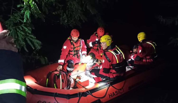 Vodáci za tmy uvízli v zakázaném úseku řeky. Zásah hasičů ztížil i astmatický záchvat