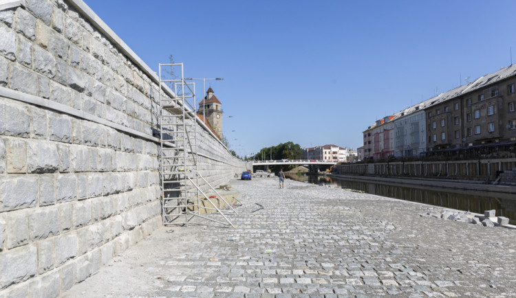 Koncerty, lodičky i prodej kávy a zmrzliny. Náplavka u Moravy vzbuzuje zájem i u podnikatelů