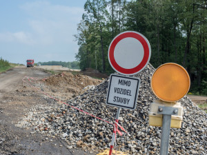 Rušnou silnici mezi Hněvotínem a Lutínem zavře do prosince oprava