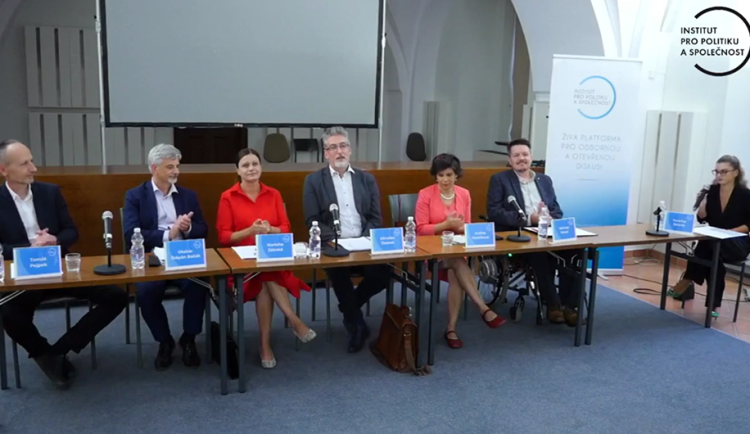 Předvolební debata v Olomouci: kandidáti diskutovali o bydlení, parkování i platbách za MHD jako za Netflix