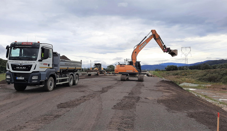 Silniční tah u Postřelmova čeká tříměsíční uzavírka. Stavbaři budou napojovat obchvat Bludova