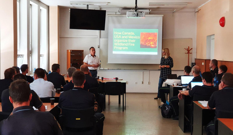 Jak bojovat s lesním požárem bez vody: Hasičům předal zkušenosti odborník z Mexika