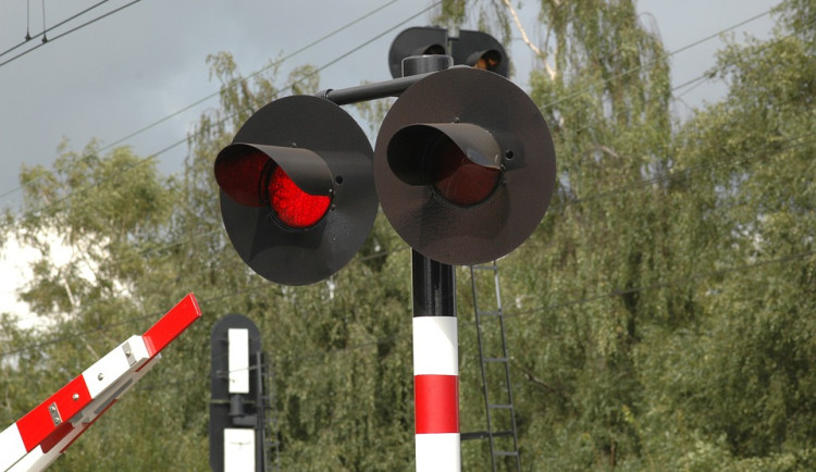Na přejezdu u Velké Bystřice se srazil vlak s autem. Řidič vozu z místa nehody ujel