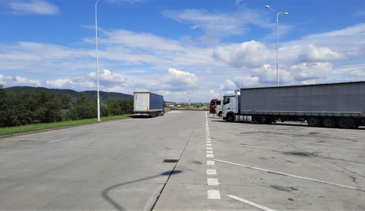 Odpočívky pro stovky kamionů u Moravičan nebo Litovle? Hloupost, odmítají záměr zemědělci