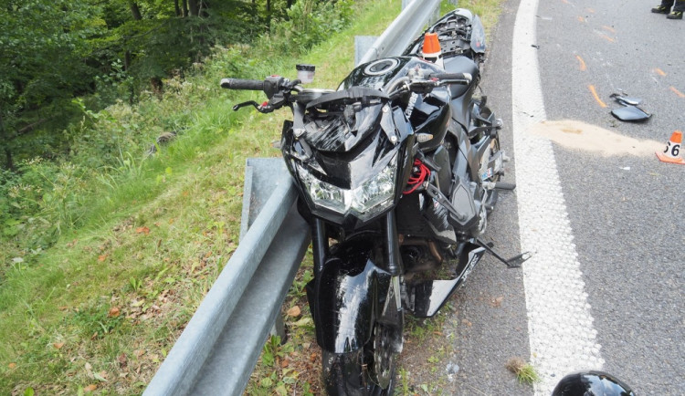 Polský motorkář havaroval pod Červenohorským sedlem. Na místo letěl záchranářský vrtulník