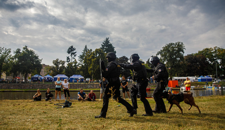 To bude v Hradci podívaná. Na nábřeží budou zachraňovat tonoucího a pacifikovat střelce
