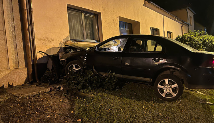 Se zákazem řízení sedla za volant a vrazila do domu. Ženě hrozí dva roky vězení