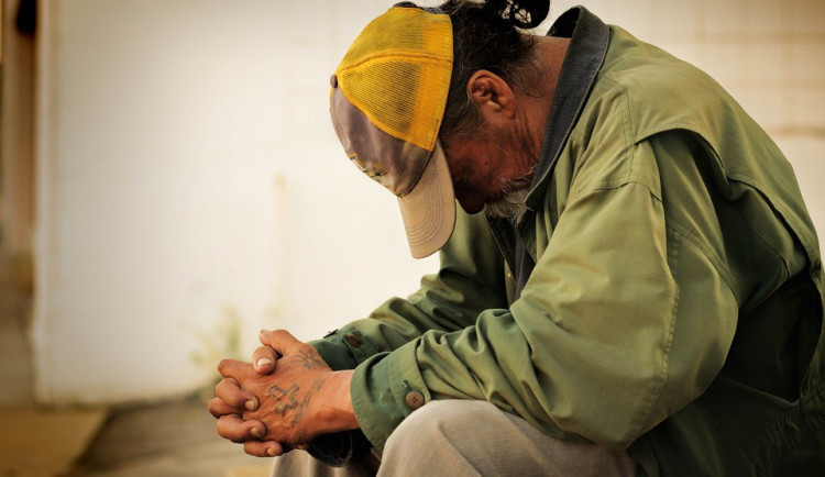 Nová vyhláška zakáže bezdomovcům v Prostějově žebrání u nádraží, v parku nebo u supermarketů