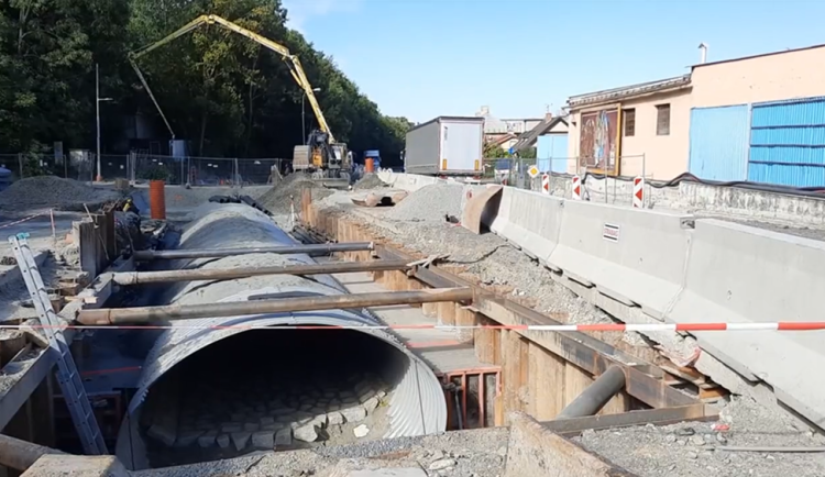Skalnaté podloží zdrží stavbu důležitého mostu ve Šternberku. Hotovo má být v listopadu