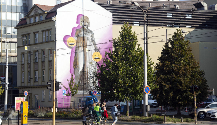 Kontroverzní malbu na fasádě olomouckého divadla nahradí nové abstraktní dílo od Australana