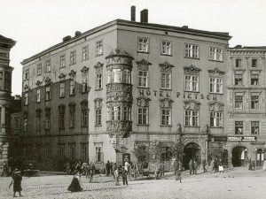 Hotel Pietsch, dole hospoda U Černého orla (1897)
