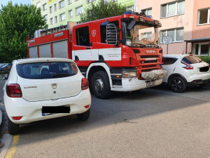 Zapovězeno pro parkování. Nástupní plochy požární techniky musí zůstat vždy volné, apelují hasiči