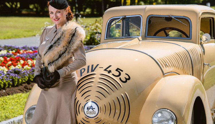 Patronkou letošního ročníku Ecce Homo Historic je herečka Markéta Hrubešová, na snímku před vozem Wikov 35 Kapka