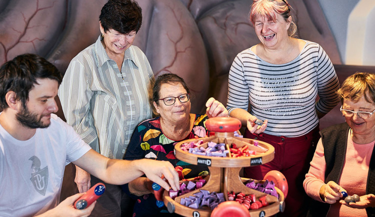 Virtuální realita i trénink paměti či motoriky. Pevnost poznání chystá speciální kurzy pro seniory