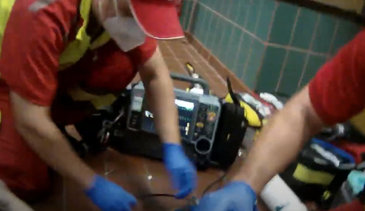 Na hlavním nádraží v Hradci Králové šlo o život, do potyčky se vložila policie