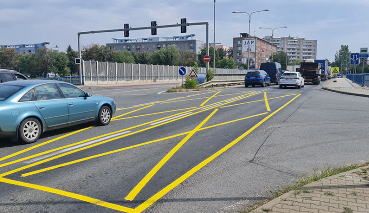 Na křížení hlavního tahu Přerovem s ulicí nábřeží Dr. Edvarda Beneše kvůli ucpávání křižovatky přibylo žluté vodorovné značení zákazu zastavení.