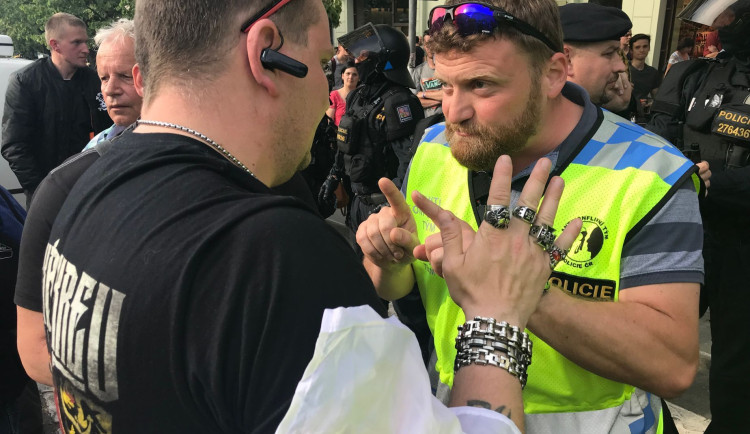 V ulicích Jaroměře budou policisté krotit fotbalové fans, vše za běžného provozu