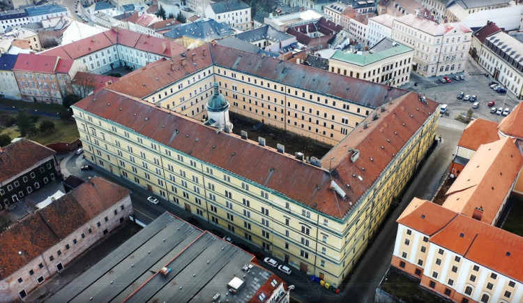 VIDEO: Šance pro Hanácká kasárna. Kraj uvažuje o tom, že památku od státu převezme