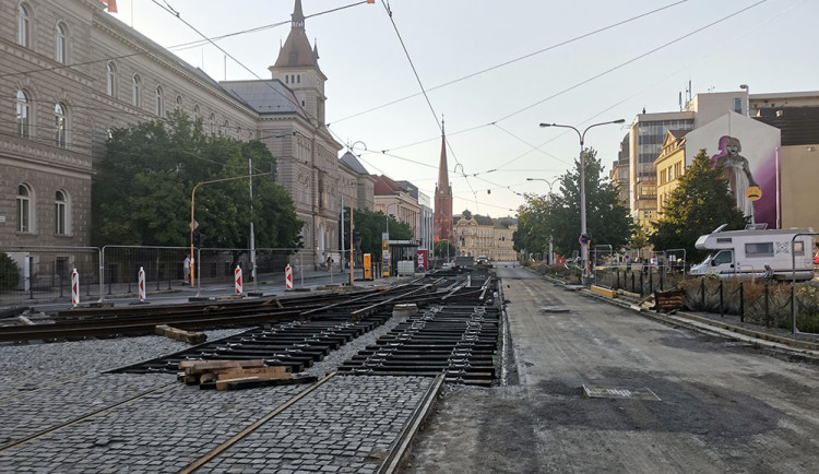 Opravy nepustí tramvaje na Novou Ulici. V říjnu je v plánu výluka v Hodolanech