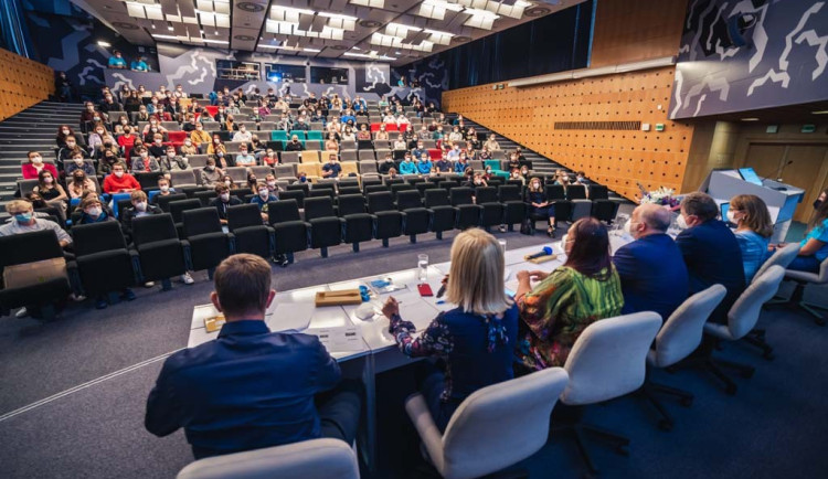 Distanční výuka na Univerzitě Hradec Králové nehrozí, utnulo vedení debaty na toto téma