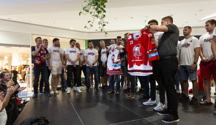Hokejoví Kohouti rozdávali podpisy v Šantovce. V sezoně chtějí rozložit síly mezi všechny formace