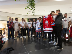 Hokejoví Kohouti rozdávali podpisy v Šantovce. V sezoně chtějí rozložit síly mezi všechny formace
