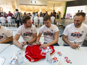 Hokejoví Kohouti rozdávali podpisy v Šantovce. V sezoně chtějí rozložit síly mezi všechny formace