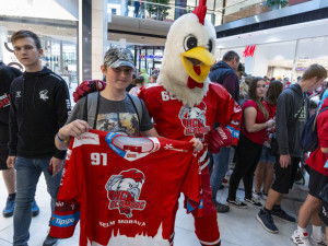 Hokejoví Kohouti rozdávali podpisy v Šantovce. V sezoně chtějí rozložit síly mezi všechny formace