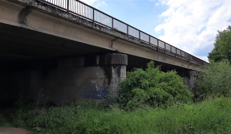 Oprava mostu na dálnici u Loštic se o několik týdnů protáhne. Kvůli stavbě pilířů