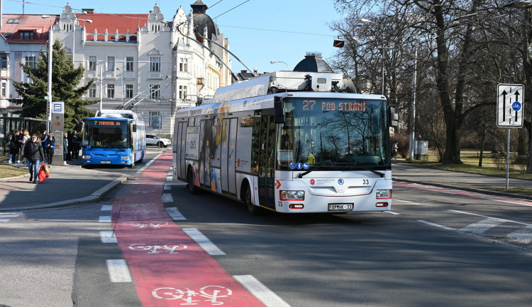 Řidiči v Hradci najedou na zelenou vlnu, zácpy má pořešit nový inteligentní systém