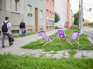Dárek od spOLečně: Sto fialových lehátek v ulicích nadchla Olomoučany
