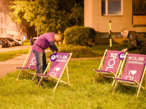 Dárek od spOLečně: Sto fialových lehátek v ulicích nadchla Olomoučany