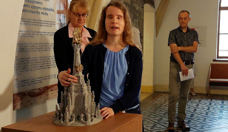Sloup Nejsvětější Trojice se přenesl na radnici. Detailní model přiblíží památku slabozrakým a nevidomým