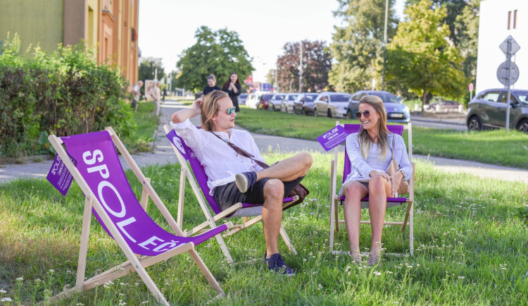 Dárek od spOLečně: Sto fialových lehátek v ulicích nadchla Olomoučany