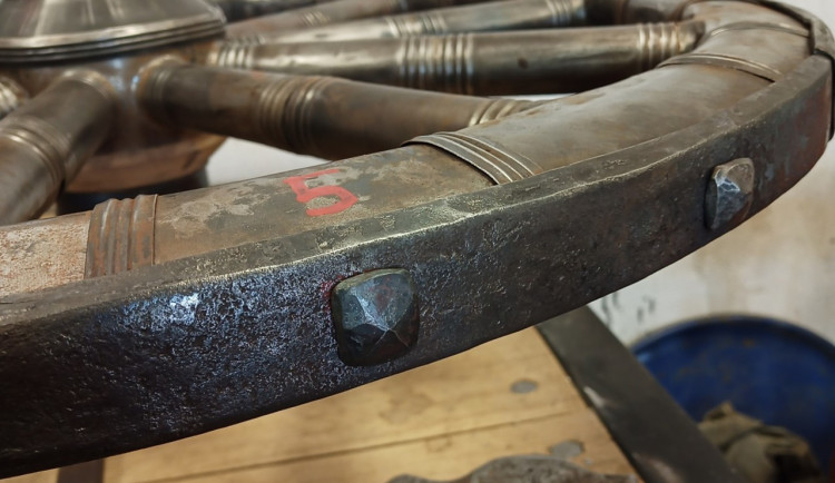 Student olomoucké archeologie vytvořil repliku unikátního rituálního vozu z Býčí skály