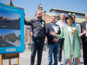 Nesmíme čekat, až lidé přijdou před radnici zadlužení a vymrzlí, říká Hanáčková