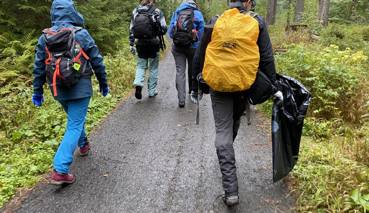 Krkonoše se už netopí v odpadcích, přibylo ale psích exkrementů v sáčcích