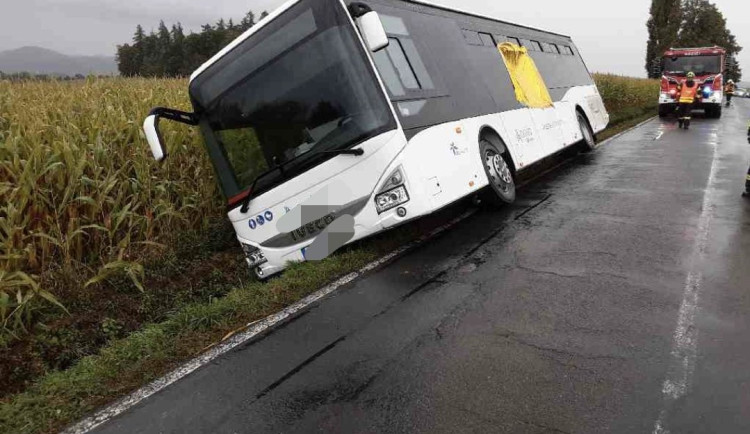 U Rovenska se pod autobusem s dětmi utrhla krajnice. Na místě jsou zranění