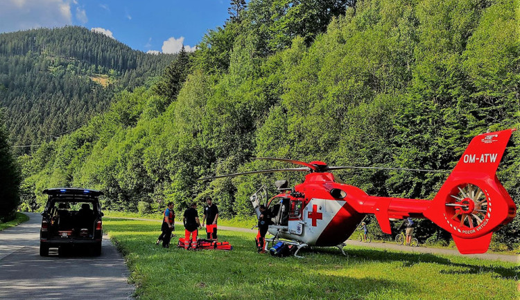 Horská služba ve spolupráci s leteckou záchrannou službou řeší nejvážnější úrazy koloběžkářů při sjíždění z kopců v Jeseníkách