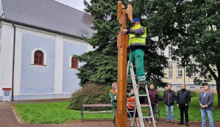 Náchod už má zpátky anděla, Michael dohlíží na kolemjdoucí